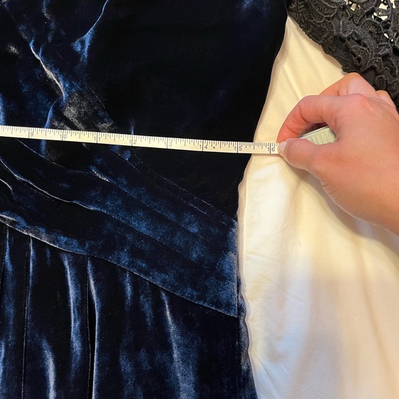 Elie Tahari Dark Navy Velvet Dress with Lacy Sleeves. Size 6 - Picture 6 of 7